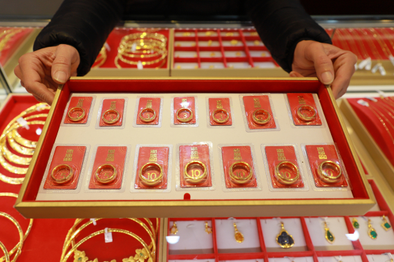 Không nên "đuổi" theo vàng