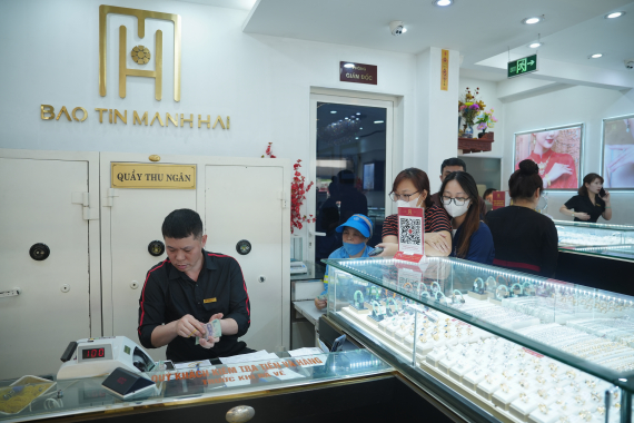 Giá vàng hôm nay (20.05.2024): Vàng thế giới phá kỷ lục, SJC vọt lên mốc 90,5 triệu đồng/lượng.