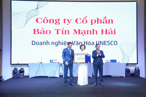 Bảo Tín Mạnh Hải vinh dự đón nhận chứng nhận “Doanh nghiệp văn hóa UNESCO”