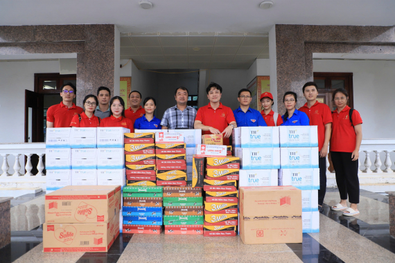 Chuyến xe đầu tiên trong chuỗi chuyến đi cứu trợ của Bảo Tín Mạnh Hải đã lăn bánh về với Hải Dương và Thái Nguyên.